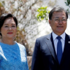Cựu Tổng thống Hàn Quốc và vợ về quê làm nông