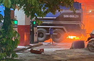 Cửa hàng xăng bốc cháy khi xe bồn bơm xăng vào bể chứa