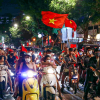 Người hâm mộ đổ ra đường ăn mừng U23 Việt Nam chiến thắng