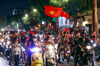 Người hâm mộ đổ ra đường ăn mừng U23 Việt Nam chiến thắng