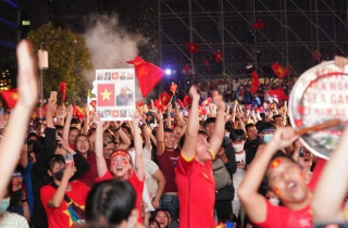 Người hâm mộ đổ ra đường ăn mừng U23 Việt Nam giành HCV SEA Games