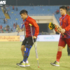 Lê Văn Xuân vứt nạng ôm đồng đội mừng U23 Việt Nam vô địch