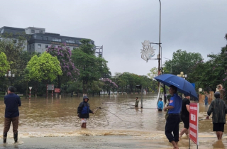 Vĩnh Phúc: Đường biến thành sông, dân cất vó bắt cá giữa phố