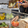 Giá tăng cao, nhiều thành phố Pháp phát phiếu thực phẩm cho người dân