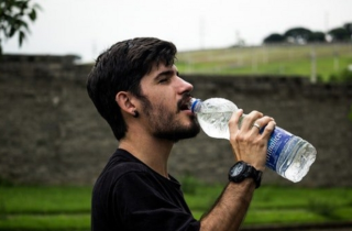 Điều gì xảy ra nếu bạn uống quá nhiều nước?