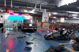 Cho thôi việc bảo vệ lái Mercedes Maybach tông loạt xe máy trong hầm chung cư