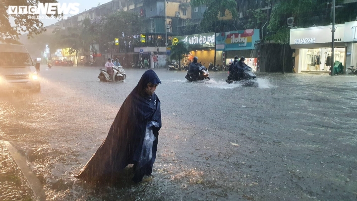 Theo Trung tâm Dự báo Khí tượng Thủy văn Quốc gia, trong 3 giờ tới, khu vực nội thành Hà Nội và các vùng lân cận vẫn tiếp tục có mưa với lượng mưa phổ biến trong khoảng từ 20-40 mm.