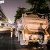 Theo chân CSGT Hà Nội xử phạt tài xế chở vật liệu xây dựng làm rơi vãi ra đường