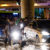 Hà Nội vẫn ngập nước sau đêm mưa lớn dồn dập, giao thông ách tắc nghiêm trọng