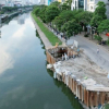 Sụt lún đường bờ sông Tô Lịch có thể do đất nền yếu và mưa lớn