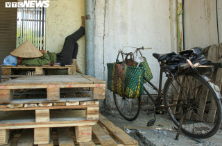 Giấc ngủ trưa vội của lao động nghèo giữa ngày Hà Nội nóng đỉnh điểm gần 40 độ C