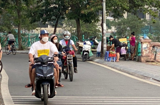 Hà Nội: Hồ Tây biến thành bãi tắm khổng lồ ngày nắng nóng