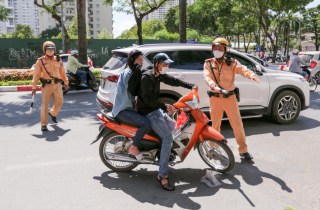 Ảnh: CSGT Hà Nội xử lý nhiều 'ma men' vô tư chở 3 không đội mũ bảo hiểm