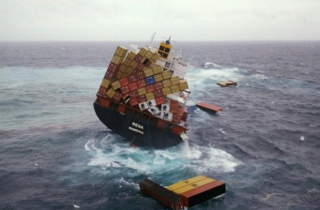 Số lượng container toàn cầu bị mất trên biển tăng cao bất thường