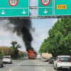 Xe khách bốc cháy ngùn ngụt trên đại lộ Thăng Long