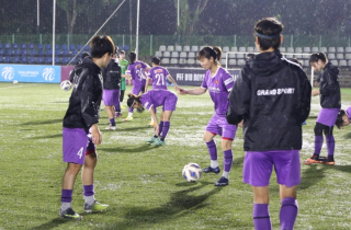 ĐT nữ Việt Nam tập luyện dưới mưa