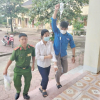 Nữ sinh vào phòng thi với bình truyền nước trên tay