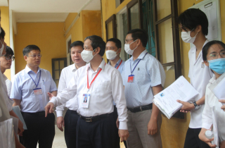 Bộ trưởng Nguyễn Kim Sơn kiểm tra điểm thi tốt nghiệp THPT tại Thừa Thiên-Huế
