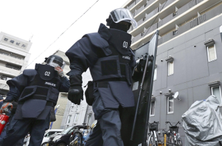 Tìm thấy nhiều vũ khí tự chế tại nhà nghi phạm ám sát ông Abe