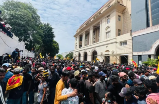 Tổng thống rời đất nước, Sri Lanka ban bố tình trạng khẩn cấp quốc gia