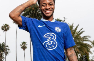 Sterling chính thức trở thành 'bom tấn' đầu tiên của Chelsea