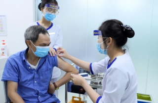 Cúm A gia tăng, người Hà Nội lo sợ đi tiêm vội vaccine