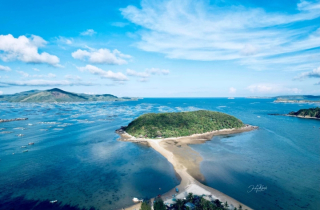 Con đường xuyên biển tự nhiên nối hòn đảo hoang sơ với đất liền ở Phú Yên