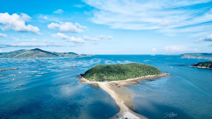 Con đường xuyên biển tự nhiên nối hòn đảo hoang sơ với đất liền ở Phú Yên