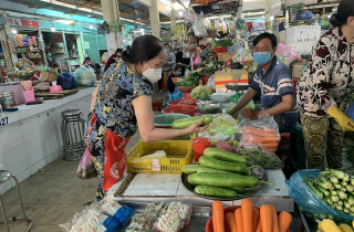 Vì sao giá hàng hóa chưa thể “hạ nhiệt” theo giá xăng?