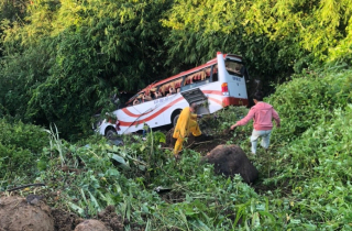 Xe khách chở 27 người lao xuống vực ở Bình Thuận