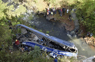 Xe buýt lao xuống vực vì 