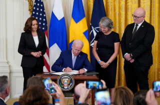 Tổng thống Mỹ ký văn bản chấp thuận cho hai nước Bắc Âu gia nhập NATO