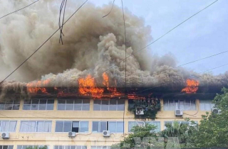 Dập tắt đám cháy tại Công ty cổ phần Vật liệu xây dựng và xuất nhập khẩu Hồng Hà