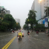 Mưa kỷ lục kéo dài, đường phố Hà Nội nhiều nơi mênh mông nước
