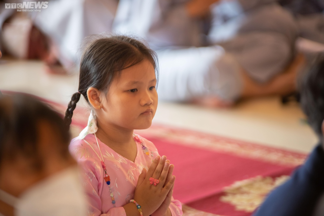 Nhiều em nhỏ được ba mẹ dẫn tới chùa tới tham gia lễ Vu lan báo hiếu cầu chúc bình an. 