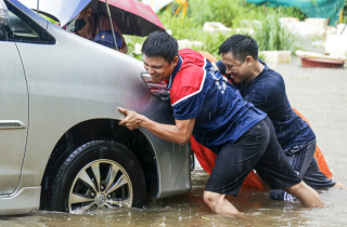 Ô tô ngập nước nằm la liệt trong khu chung cư Hà Nội, chủ xe hì hục giải cứu