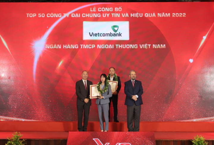 20220810_QHCC_BHH_VietcombankdandauTop10VNR_Anh nhan Top Cong ty dai chung