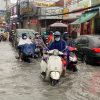 Hàng loạt tuyến đường ở TP Hồ Chí Minh ngập nặng trong cơn mưa trắng trời