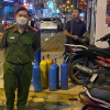 Cảnh sát đột kích 2 quán cà phê, pub trong đêm, phát hiện nhiều bình 'khí cười'