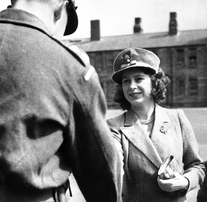 Khi Chiến tranh Thế giới thứ 2 nổ ra, Công chúa Elizabeth phục vụ trong lực lượng hỗ trợ hậu cần của quân đội Anh.