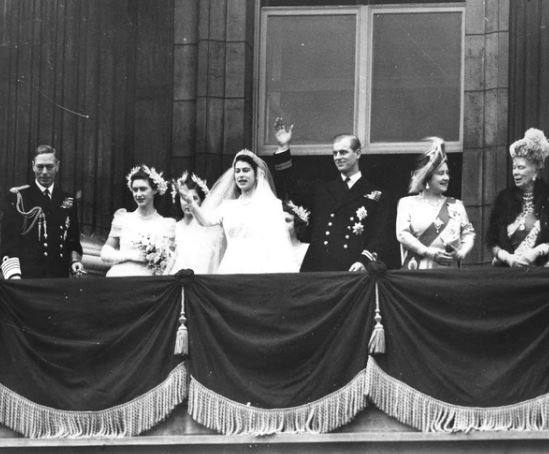 Ngày 20/11/1947, đám cưới của Công chúa Elizabeth với Trung úy Philip Mountbatten được tổ chức trang trọng. Trung úy Philip Mountbatten trở thành công tước xứ Edinburgh sau cuộc hôn nhân đặc biệt.