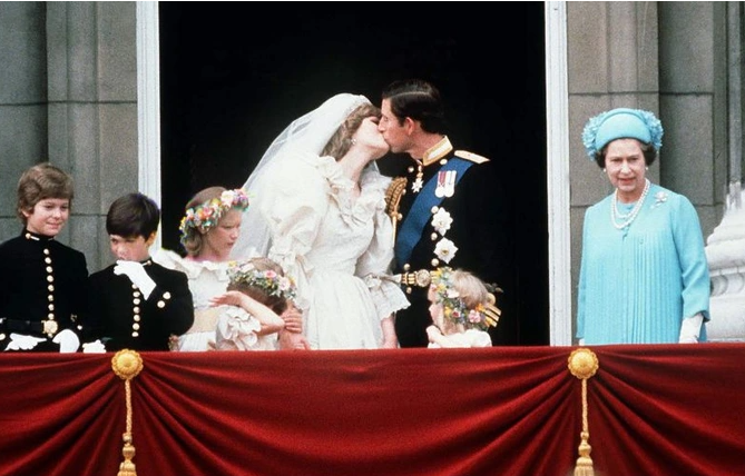 Nữ hoàng Elizabeth II dự đám cưới của con trai, Thái tử Charles và Công nương Diana năm 1981.