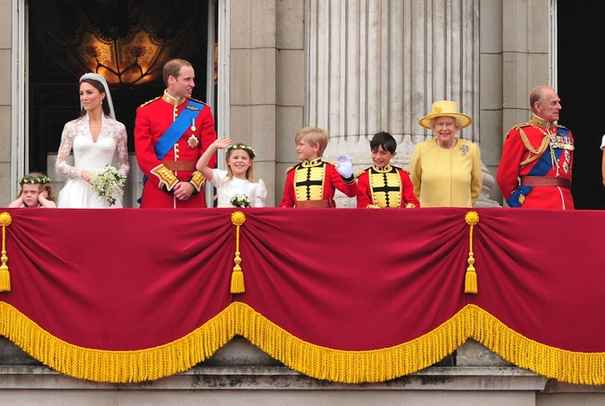 Nữ hoàng dự đám cưới của cháu trai, Hoàng tử William và Công nương Catherine Middleton năm 2011.