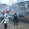 Hà Nội: Cháy xưởng lan sang nhà dân, 3 mẹ con bị bỏng nặng