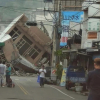 Nhà đổ sập, tàu trật bánh vì động đất ở Đài Loan