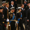 Hoàng thân Andrew và Hoàng tử Harry không mặc quân phục trong lễ tang Nữ hoàng