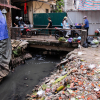 Ảnh: Người dân khốn khổ, hơn chục năm sống cạnh con mương ô nhiễm ở Hà Nội