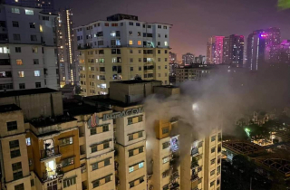 Hà Nội: Chung cư bùng cháy, người dân tháo chạy trong đêm