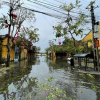 Ảnh: Quốc lộ 1A, tuyến đường ven sông Hoài ở phố cổ Hội An ngập sâu sau bão Noru
