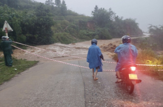 Ảnh: Nhiều xã ở Kon Tum bị cô lập, giao thông chia cắt do bão số 4